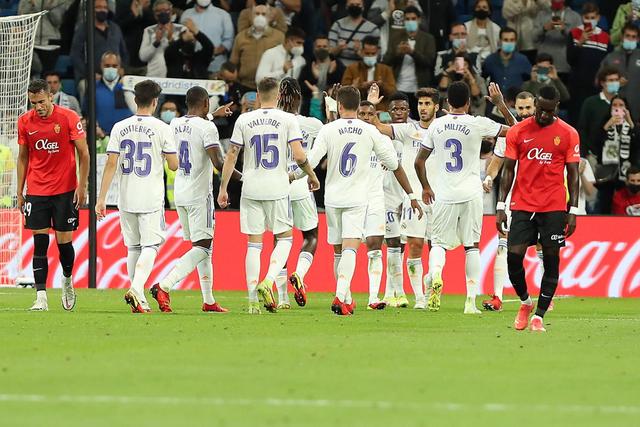 浓眉34+23字母哥29+21+11 湖人险胜雄鹿4连胜